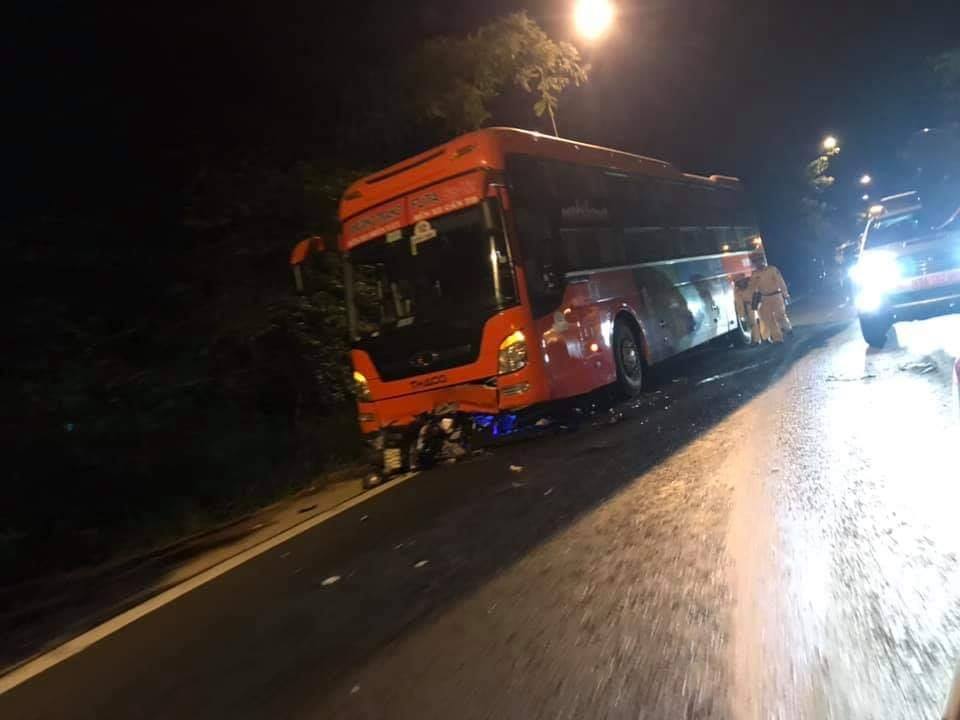 Hiện trường vụ tai nạn chiếc xe khách Phương Trang và xe máy khiến 1 người tử vong Hiện trường vụ tai nạn chiếc xe khách Phương Trang và xe máy khiến 1 người tử vong