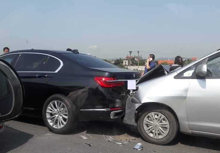 Và Toyota Innova gây hư hỏng ngoại thất