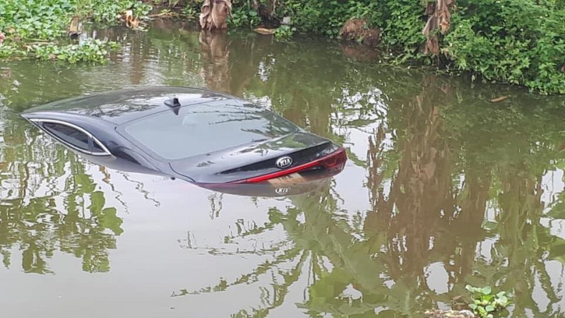 Chiếc Kia Cerato nằm dưới ao do lái xe nhầm chân phanh với chân ga