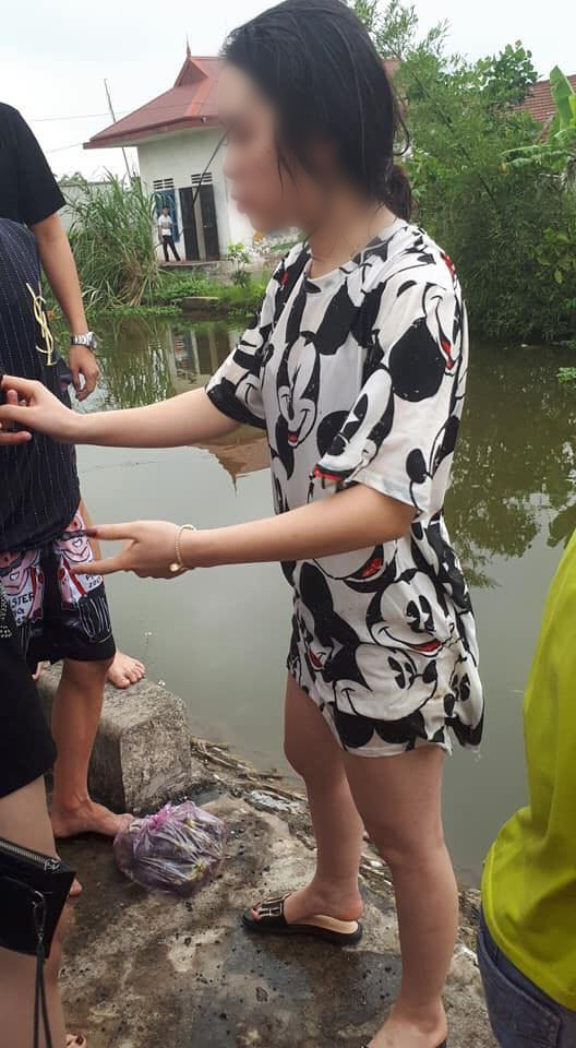 Người phụ nữ điều khiển xe Kia Cerato