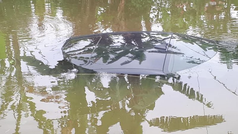 Chiếc xe đã chìm hẳn dưới ao