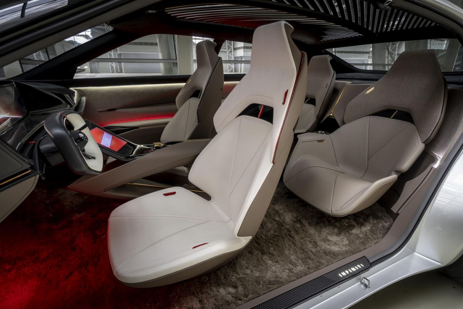 Bên cạnh đó, bố cục ghế ngồi rộng kiểu VIP cũng là một lựa chọn khác đối với xe điện hạng sang