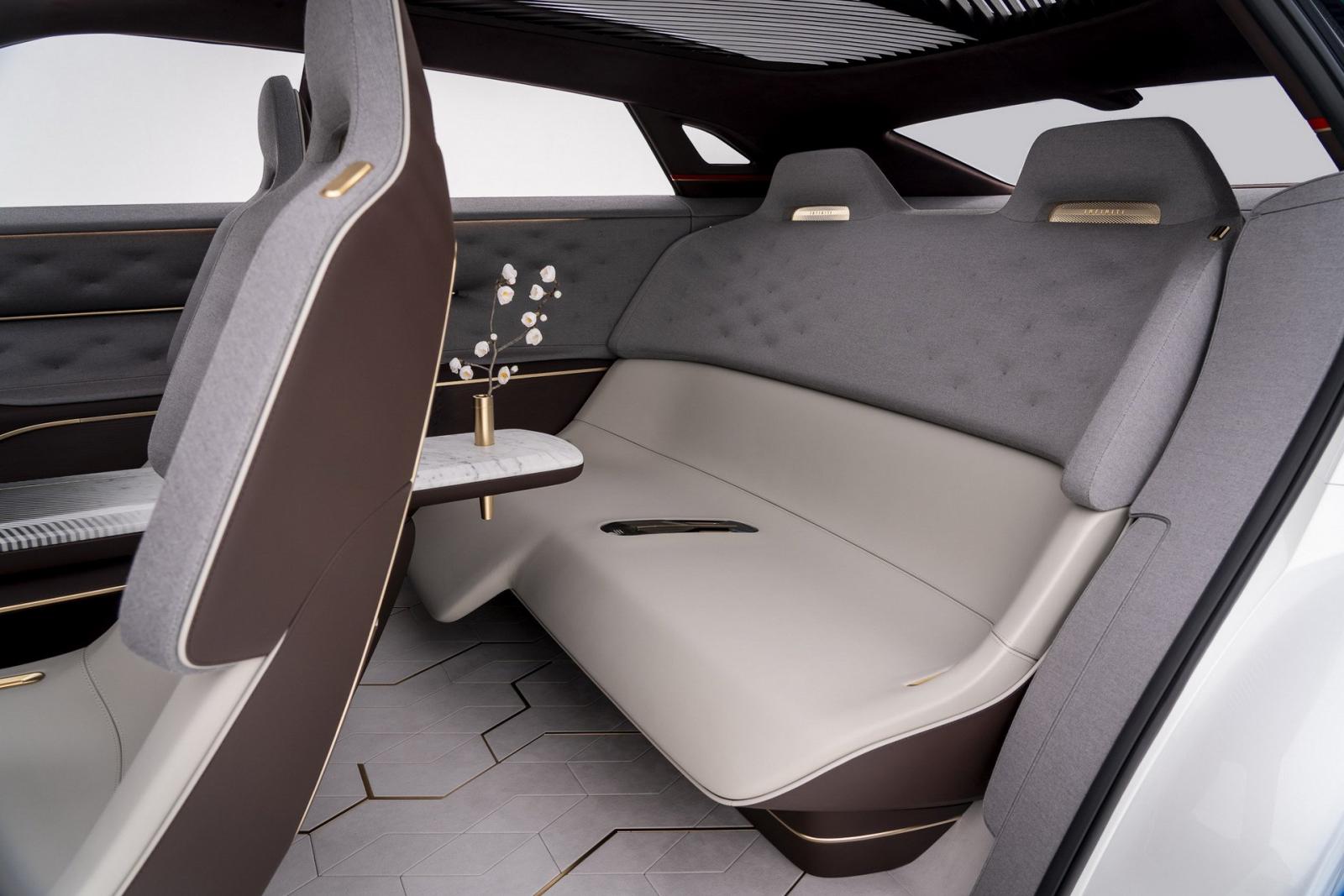 Với những chiếc xe điện thế hệ mới, các nhà thiết kế có thể bố trí một ghế băng dài ở phía sau