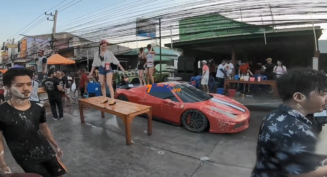 Vị trí đứng trên siêu xe Ferrari 458 Spider của 2 cô gái có thể khiến phần khoang chứa mui xe và khoang nắp capô bị móp