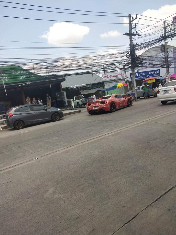 Siêu xe mui trần Ferrari 458 Spider bị té nước cùng vết bẩn trên ngoại thất sau khi được chủ nhân cho đi chơi Tết Songkran 2019