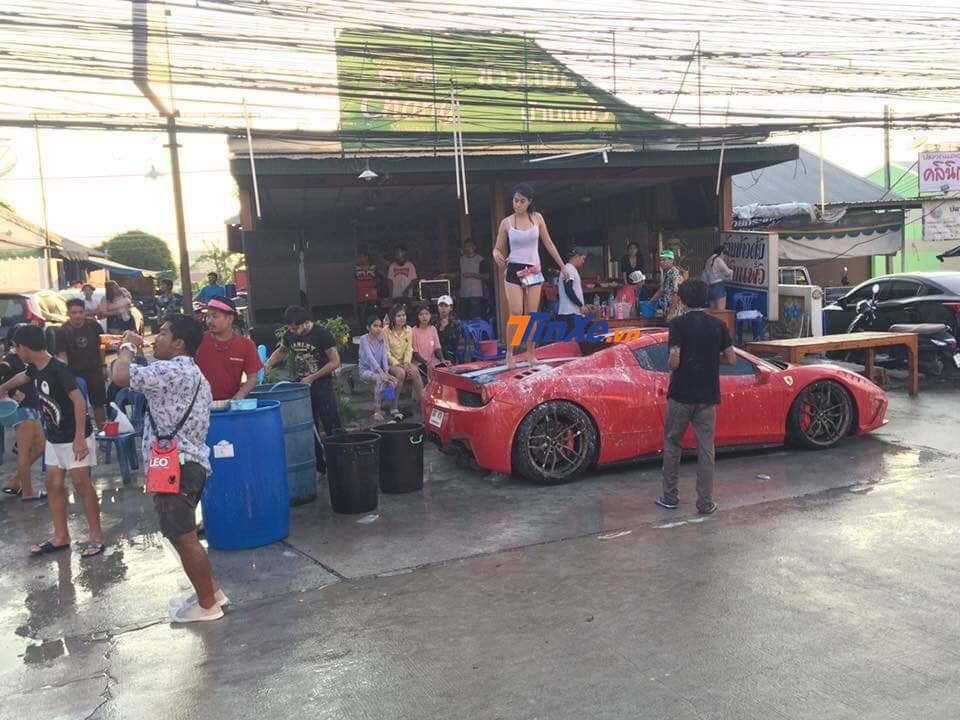 Cô gái đứng trên siêu xe Ferrari 458 Spider quẩy cực sung