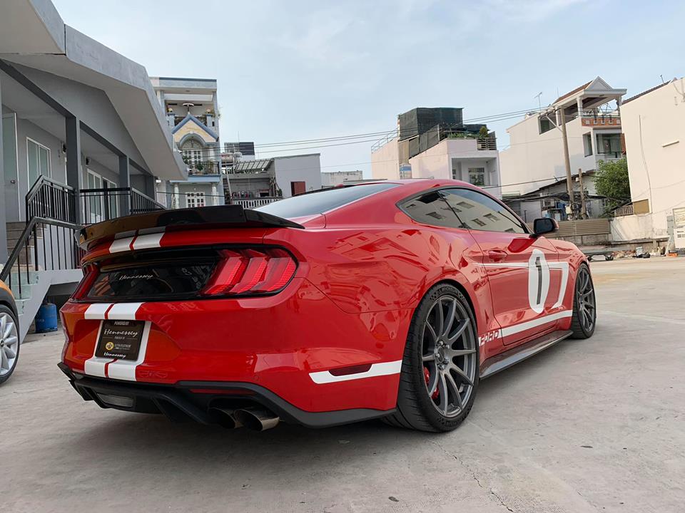 Còn đây là cánh gió đuôi nguyên bản của Hennessey Heritage Edition Mustang độc nhất vô nhị tại Việt Nam
