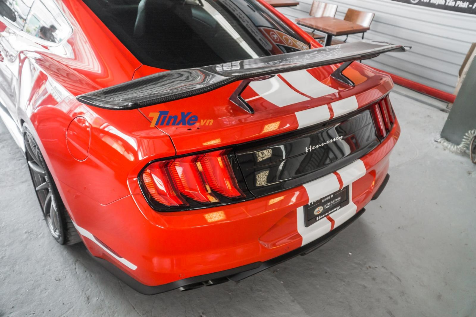 Cận cảnh cánh gió đuôi của Hennessey Heritage Edition Mustang tại Việt Nam