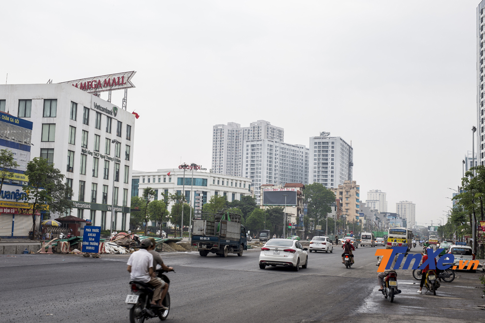 Phố Minh Khai đoạn cửa vào Time City thường ngày sẽ là điểm tắc đường do lưu lượng xe đi qua lớn nhưng hôm nay cũng thông thoáng.