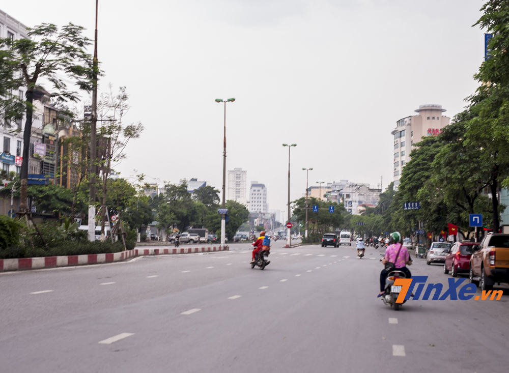 Tuyến đường Trần Khát Chân vắng hẳn bóng người qua lại.