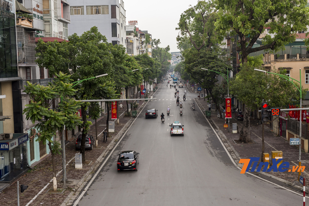 Đường phố Hà Nội trong buổi sáng 30/4/2019 trở nên vắng vẻ và rất thoáng đãng.