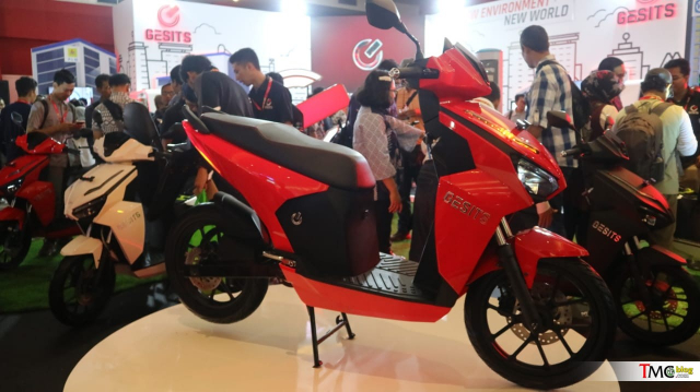 Sàn để chân của Gesits khá rộng rãi Sàn để chân của Gesits khá rộng rãi