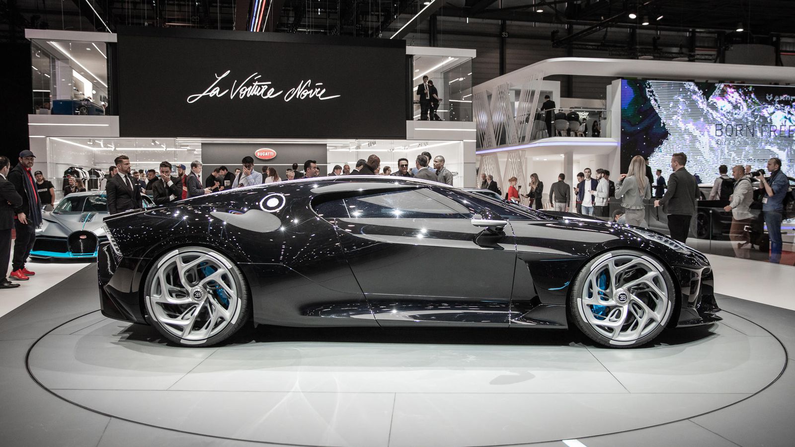 Đúng như tên gọi, Bugatti La Voiture Noire khoác bộ cánh ngoại thất đen tuyền