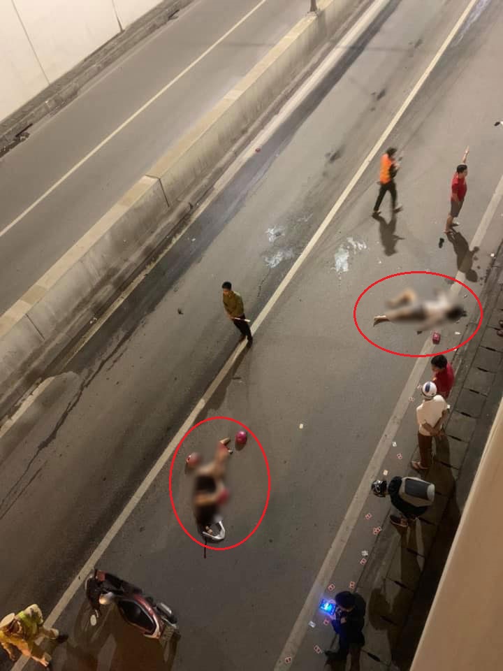 2 người phụ nữ nằm im tại hiện trường vụ tai nạn 2 người phụ nữ nằm im tại hiện trường vụ tai nạn