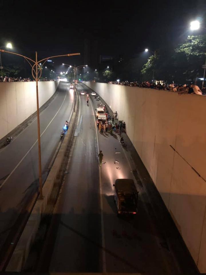 Vụ tai nạn tại hầm Kim Liên đã thu hút sự chú ý của nhiều người qua đường Vụ tai nạn tại hầm Kim Liên đã thu hút sự chú ý của nhiều người qua đường