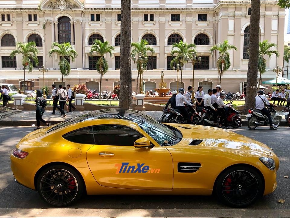 Chiếc siêu xe Mercedes-AMG GT S không may gặp nạn vào tối qua được nhập khẩu chính hãng