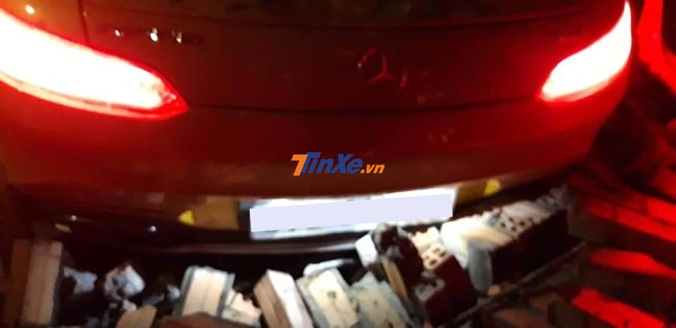 Bức tường bị tông khiến các viên gạch đổ xuống và đè lên siêu xe Mercedes-AMG GT S