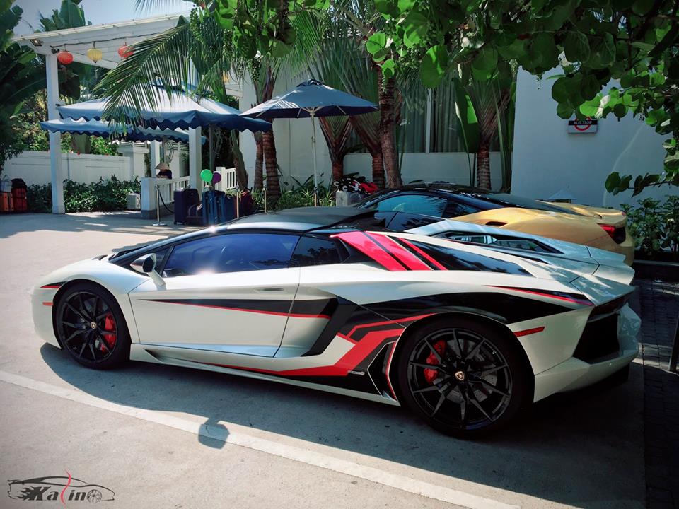 Ngoại thất chiếc siêu xe Lamborghini Aventador LP700-4 mui trần được trang trí lại với các sọc đề-can đỏ-đen