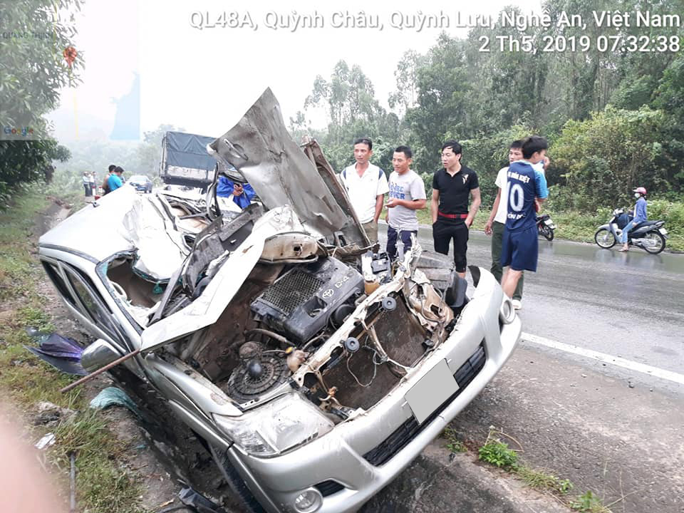 Trong khi chiếc xe bán tải bị tông bẹp dúm Trong khi chiếc xe bán tải bị tông bẹp dúm