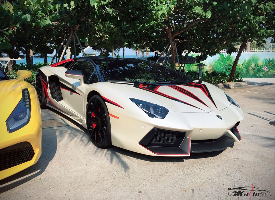 Còn đây là Lamborghini Aventador LP700-4 mui trần