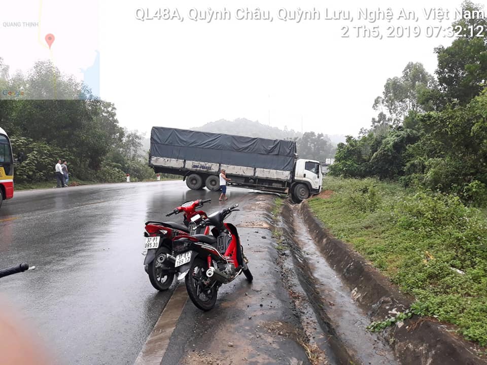 Chiếc xe tải xoay ngang mặt đường và phần đầu xe nằm dưới rãnh dọc Chiếc xe tải xoay ngang mặt đường và phần đầu xe nằm dưới rãnh dọc