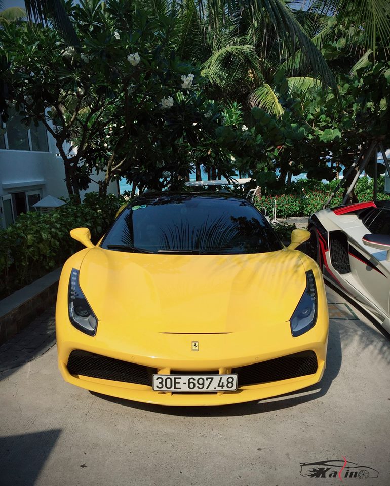 Siêu xe Ferrari 488 GTB màu vàng