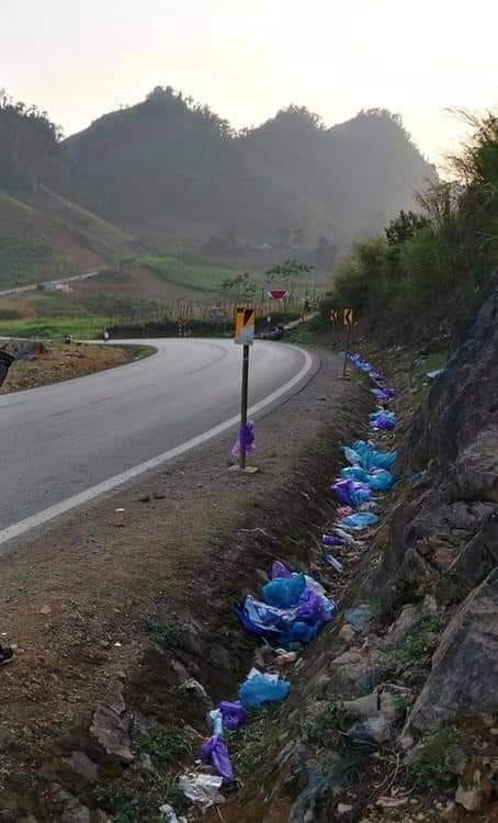 Và hình ảnh sau khi đoàn phượt rời đi để lại toàn bộ áo mưa