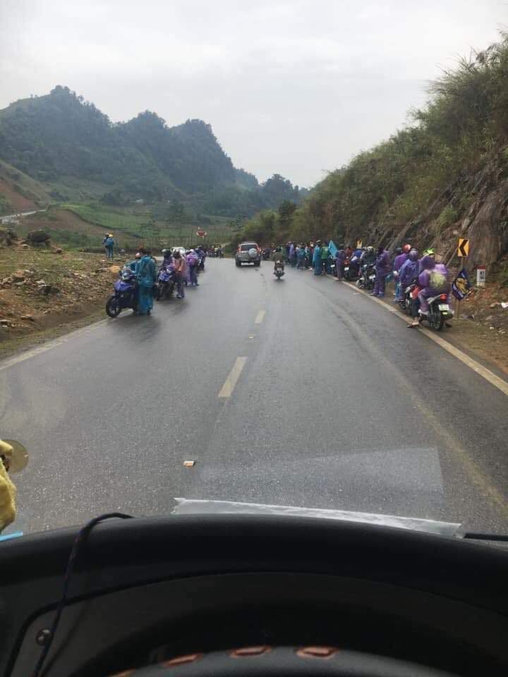 Hình ảnh được ghi lại trước đó được cho là của đoàn phượt thủ xả rác trên QL6