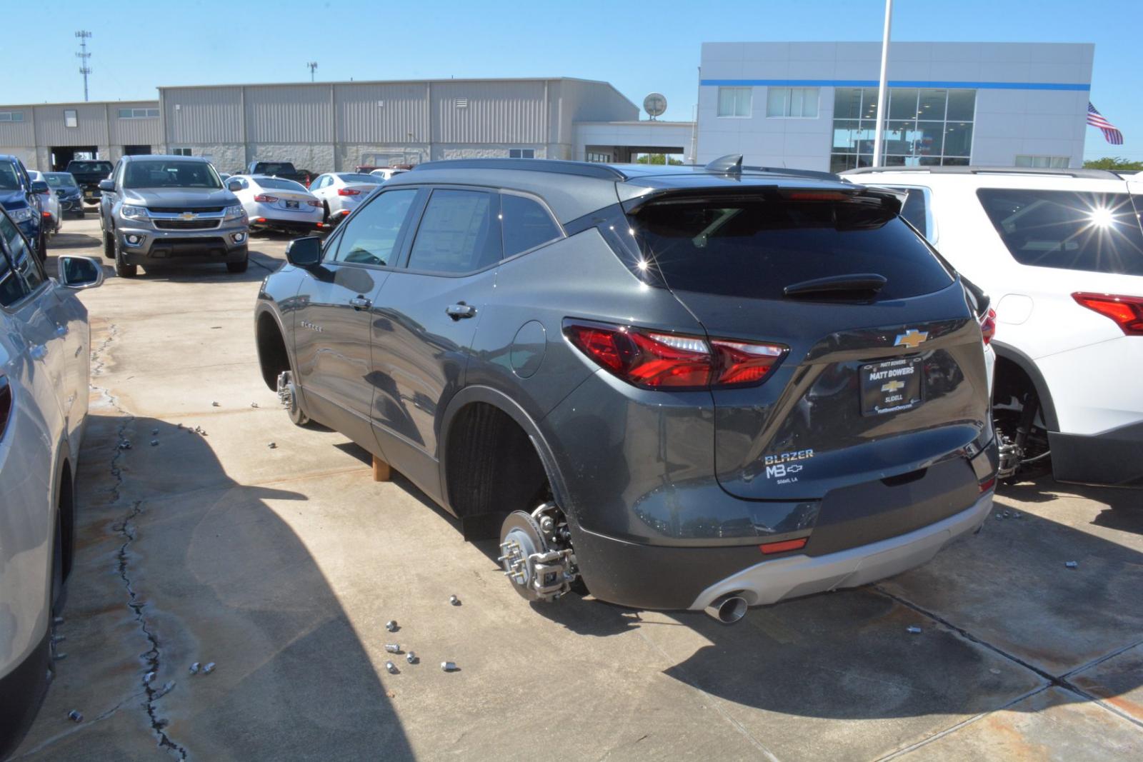 Một chiếc Chevrolet Blazer 2019 bị ăn trộm bánh