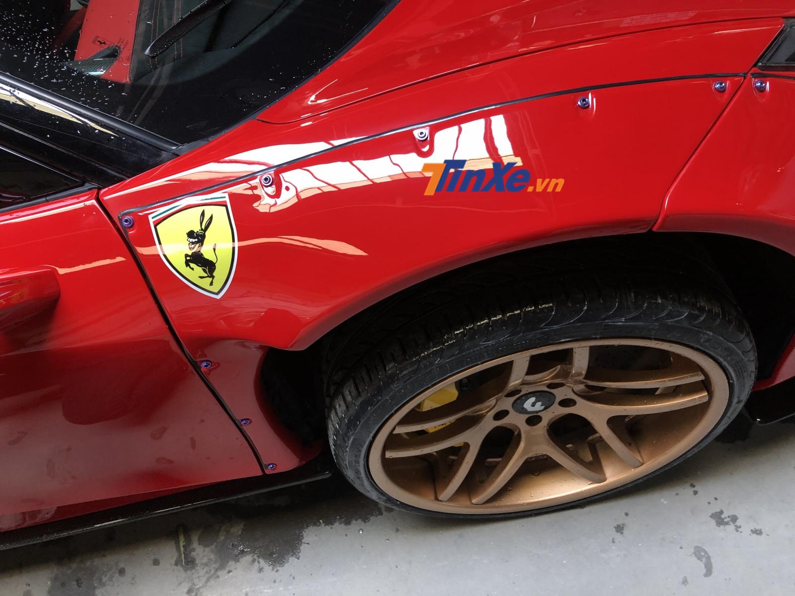 Logo ngựa chồm quen thuộc của hãng siêu xe Ferrari được chủ nhân chiếc xe này thay bằng loại khác