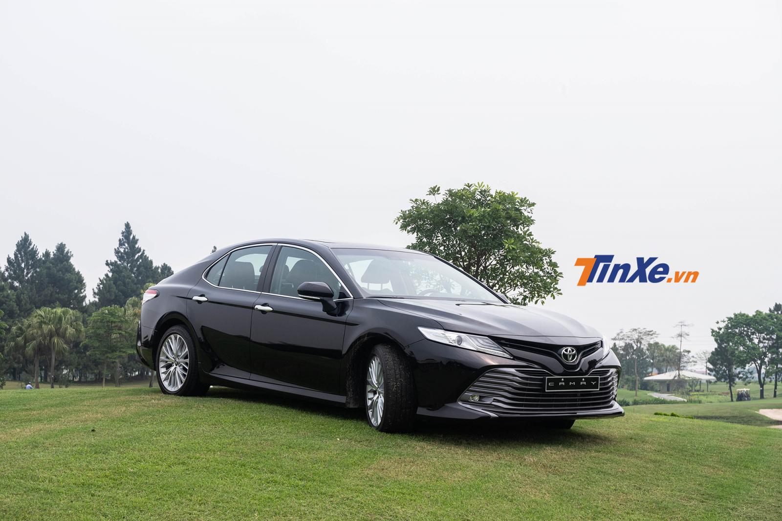 Toyota Camry 2019 vừa được ra mắt với mức giá rẻ hơn dự kiến khá nhiều. Toyota Camry 2019 vừa được ra mắt với mức giá rẻ hơn dự kiến khá nhiều.