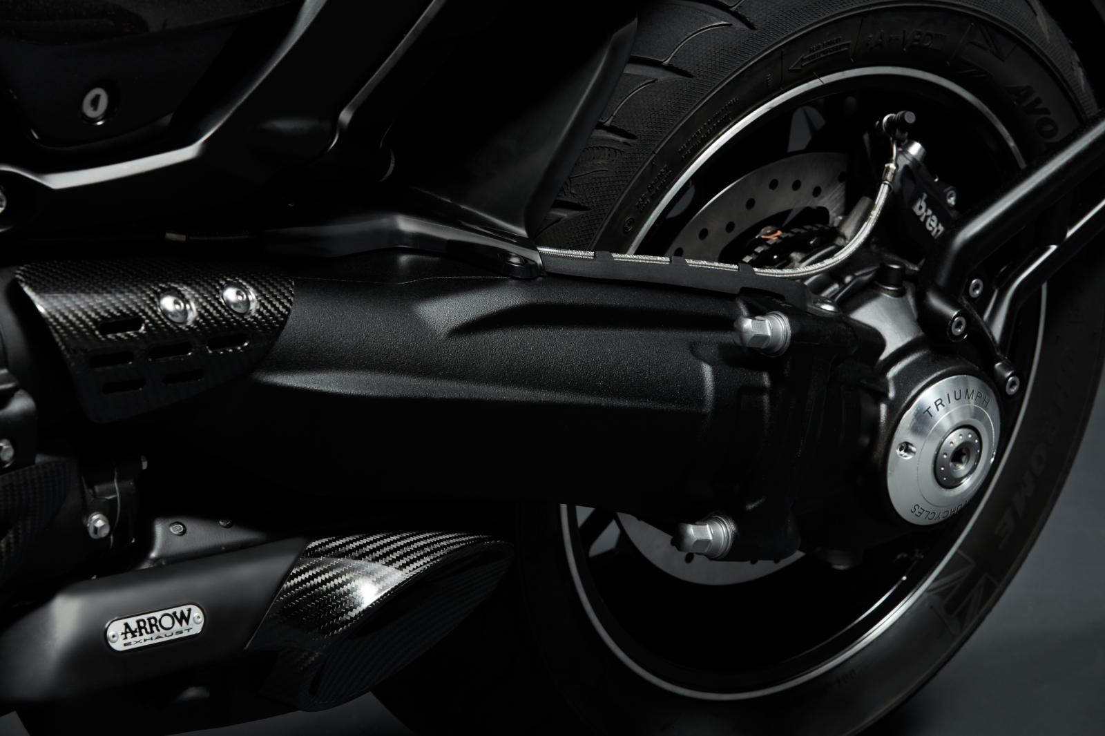 Gắp đơn phía sau và nhiều chi tiết khác trên xe được làm bằng nhôm hoặc sợi carbon để làm giảm trọng lượng