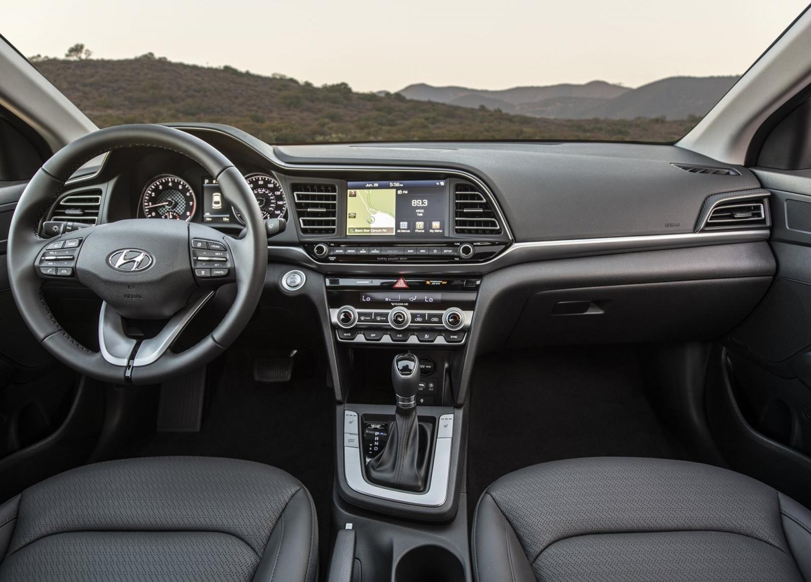 Tổng thể nội thất của Hyundai Elantra 2019 không có gì thay đổi Tổng thể nội thất của Hyundai Elantra 2019 không có gì thay đổi