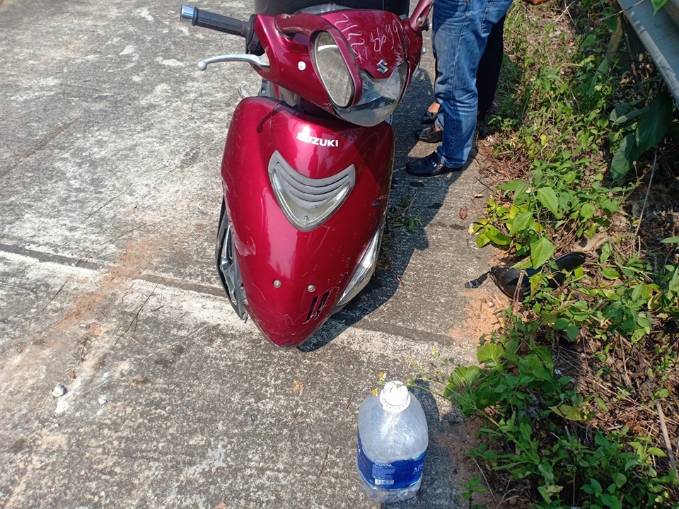 Chiếc xe ga Suzuki bị gãy bánh trước sau cú va chạm với dải ta-luy