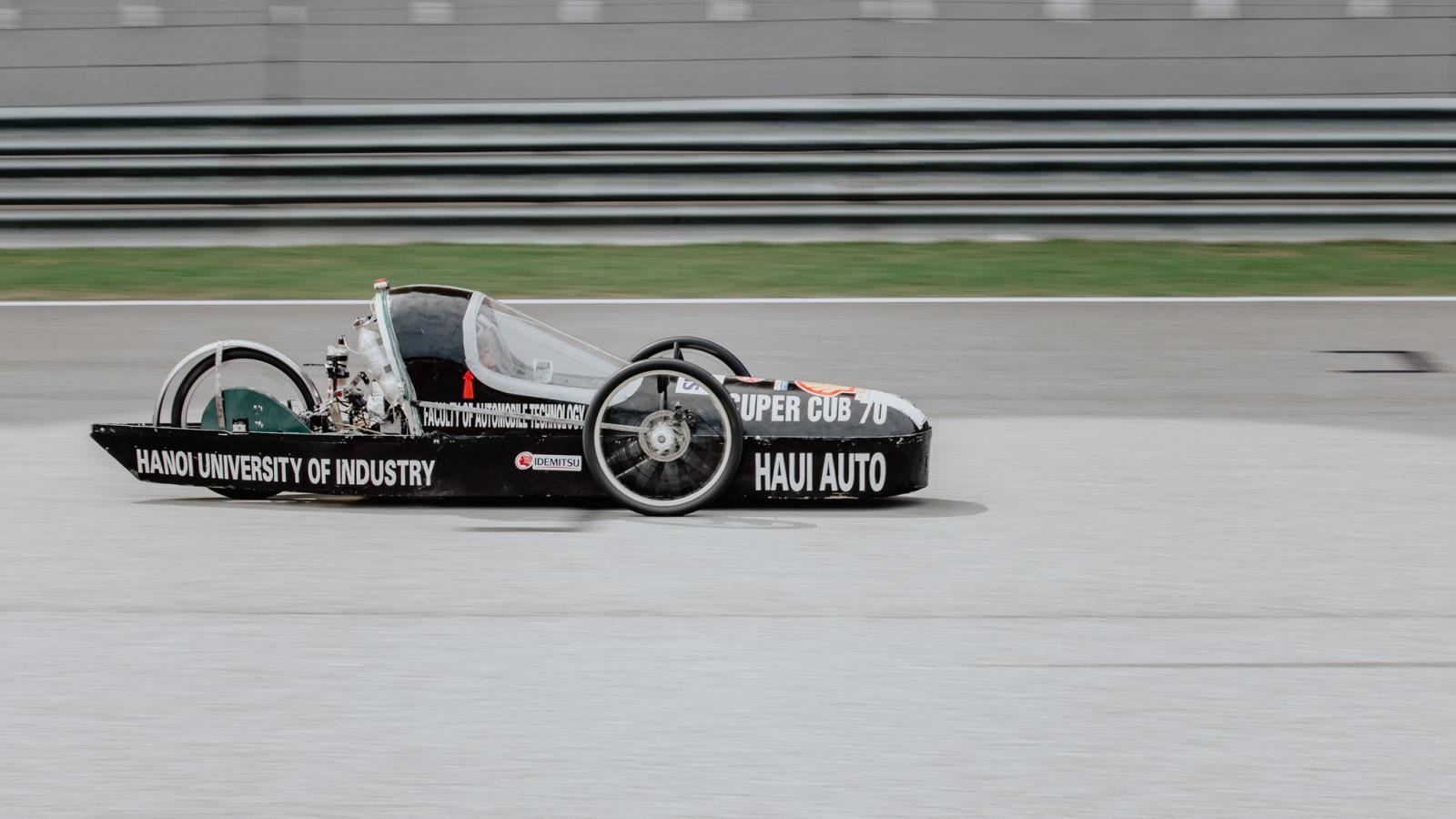 Tuy không vào 3 hạng đầu ở mục Protoype chế tạo xe sử dụng động cơ đốt trong có khả năng tiết kiếm nhiên liệu nhưng các đội sinh viên Việt Nam vẫn đạt được những kết quả ấn tượng Tuy không vào 3 hạng đầu ở mục Protoype chế tạo xe sử dụng động cơ đốt trong có khả năng tiết kiếm nhiên liệu nhưng các đội sinh viên Việt Nam vẫn đạt được những kết quả ấn tượng