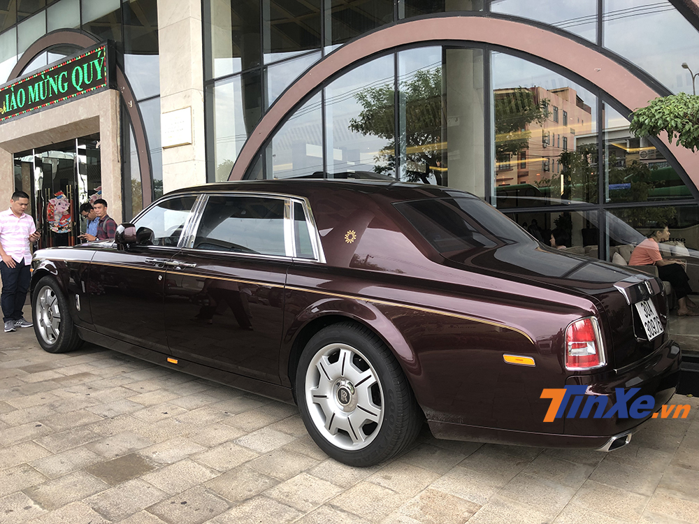 Rolls-Royce Phantom Oriental Sun được xây dựng dựa trên nền tảng của mẫu Phantom EWB series II. Xe trang bị động cơ V12, dung tích 6,75 lít, sản sinh công suất tối đa 453 mã lực, mô-men xoắn cực đại 720 Nm. Thời gian tăng tốc 0-100 km/h trong 6,1 giây, tốc độ tối đa đạt 240 km/h. Lượng tiêu thụ nhiê