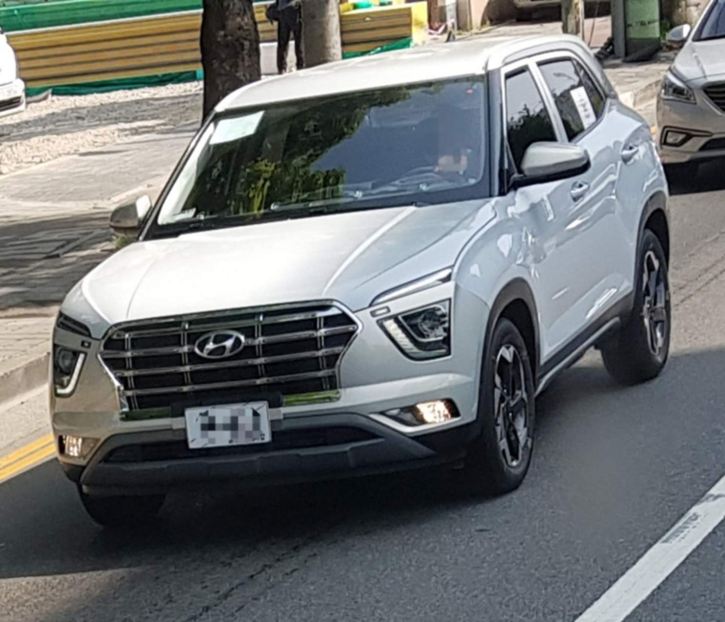 Hyundai ix25 2019 chạy trên đường thử được trang bị lưới tản nhiệt với nan mạ crôm nằm ngang Hyundai ix25 2019 chạy trên đường thử được trang bị lưới tản nhiệt với nan mạ crôm nằm ngang