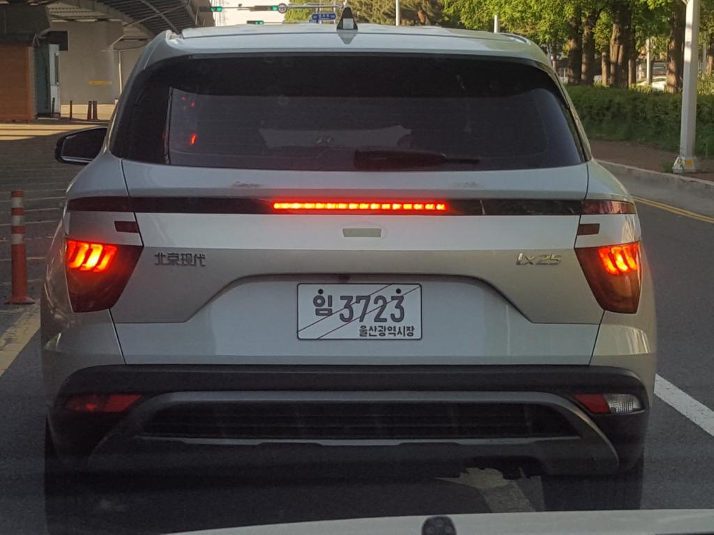 Cận cảnh cụm đèn hậu khi bật sáng của Hyundai ix25 2019 Cận cảnh cụm đèn hậu khi bật sáng của Hyundai ix25 2019
