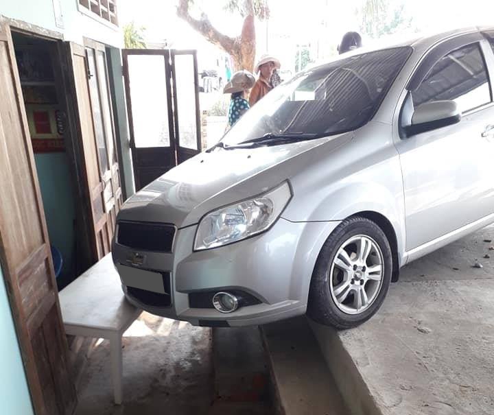 Chiếc Daewoo Gentra chỉ lao đến bậc tam cấp của nhà dân là dừng lại