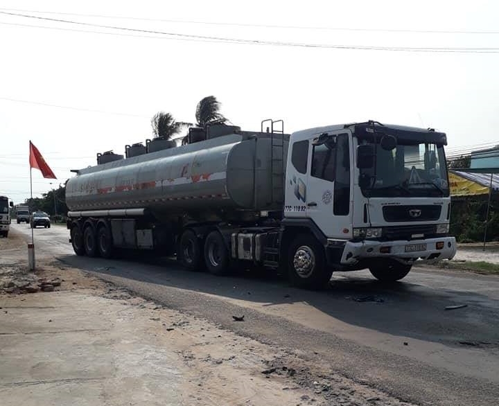 Chiếc xe bồn chở xăng tông bẹp đuôi Daewoo Gentra