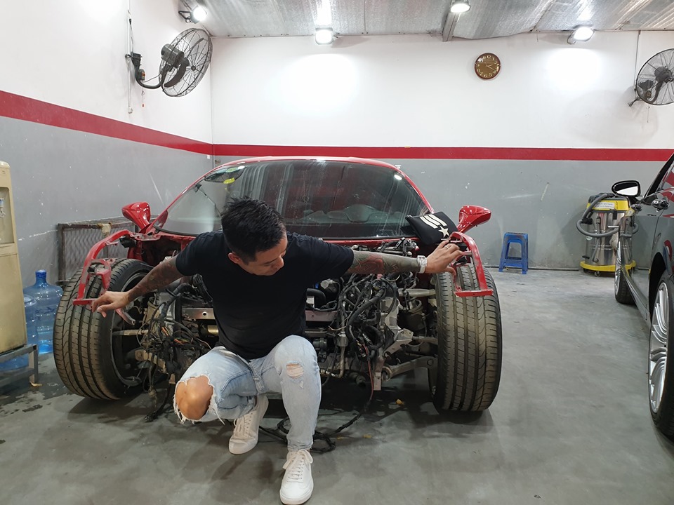 Phần đầu siêu xe Ferrari 488 GTB của Tuấn Hưng đã được cắt bỏ hết dàn áo cùng các thanh chịu lực sau tai nạn
