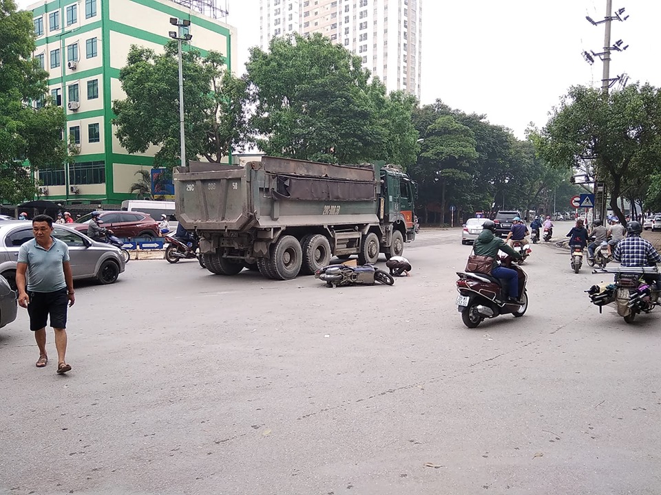 Hiện trường vụ tai nạn của chiếc xe ben với xe tay ga Honda Vision khiến 1 phụ nữ tử vong tại chỗ Hiện trường vụ tai nạn của chiếc xe ben với xe tay ga Honda Vision khiến 1 phụ nữ tử vong tại chỗ