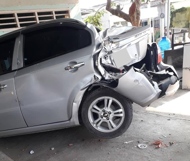 Đuôi xe gần như bị tông nát bét