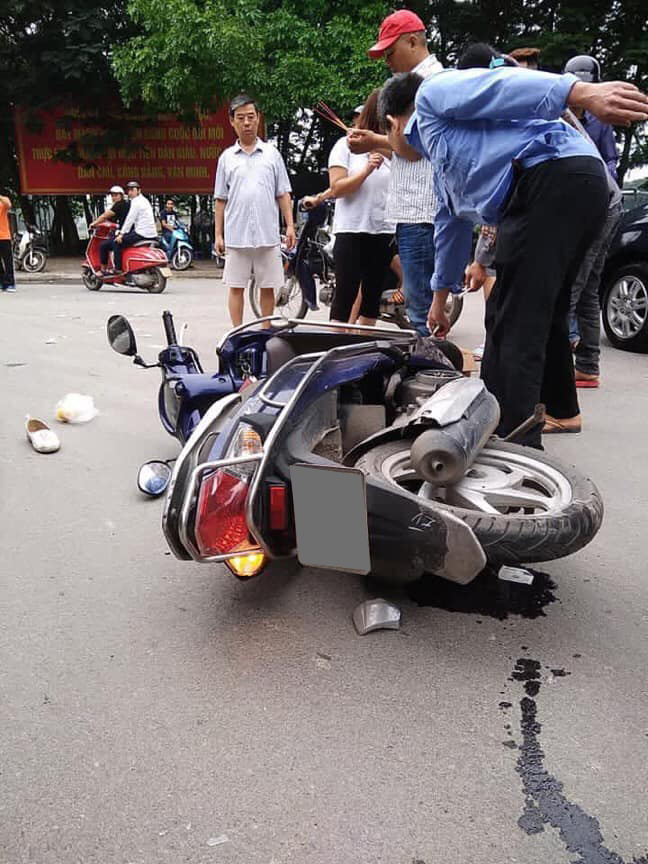 Chiếc xe máy Honda Vision tại hiện trường vụ tai nạn Chiếc xe máy Honda Vision tại hiện trường vụ tai nạn