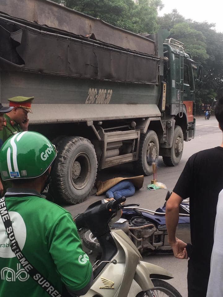 Cô gái quê Thái Bình chết thảm dưới bánh xe ben sau va chạm giữa 2 xe máy Cô gái quê Thái Bình chết thảm dưới bánh xe ben sau va chạm giữa 2 xe máy