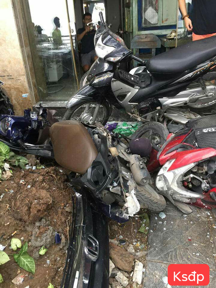 Hàng loạt xe máy hư hỏng nặng nề sau cú đâm mạnh, cản trước của chiếc xe ô tô bung ra 