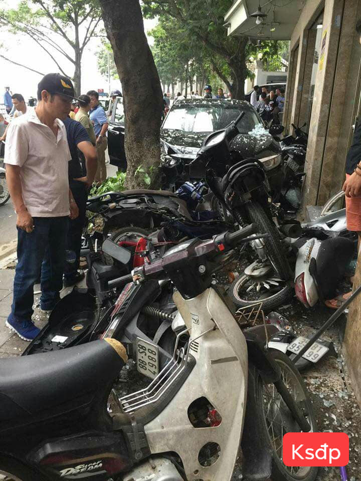 Ảnh hiện trường vụ tai nạn chiếc xe ô tô con mất lái đâm gục hàng loạt xe máy (Nguồn: KSĐP)