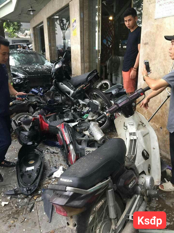 Chiếc xe chỉ dừng lại khi gặp một gốc cây lớn trên vỉa hè sát với số nhà 195 Trích Sài