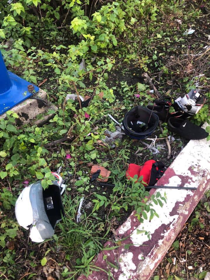 Mũ bảo hiểm của 2 nạn nhân vỡ nát, nằm trên bồn hoa của dải phân cách