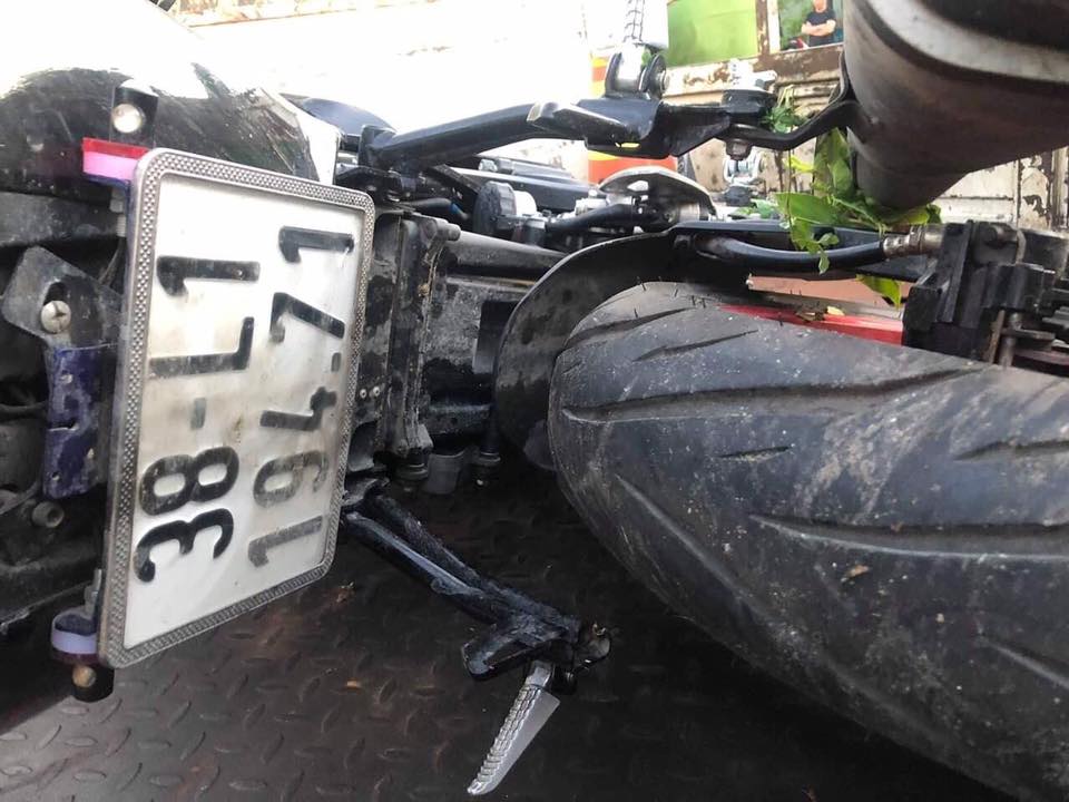 Chiếc mô tô 150 phân khối Suzuki GSX-R150 đâm vào dải phân cách giữa đường